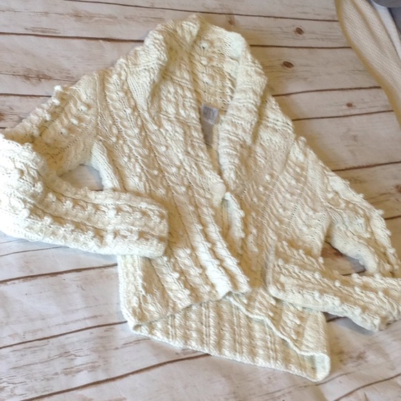 SOLD on other platform 🤍Vintage DKNY White Hooded Sweater Women’s Size S - Picture 2 of 3